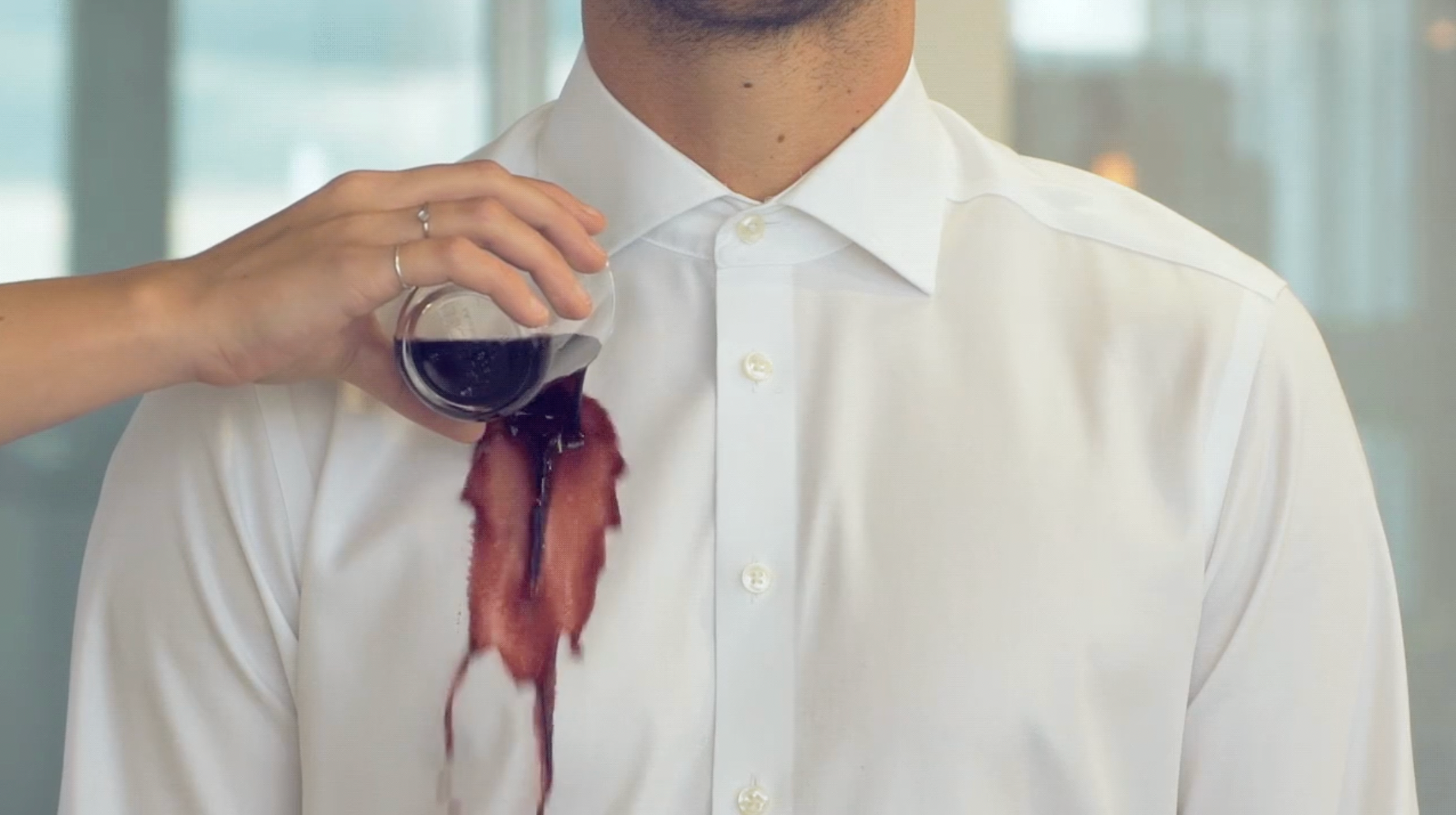 Undgå rødvins- og kaffepletter på din hvide skjorte